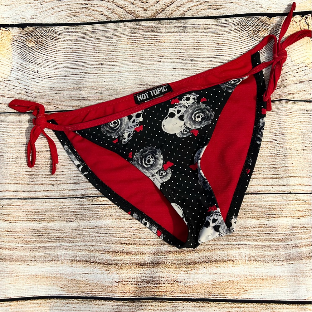 Hot Topic sz M Bathing suit bottom skull & roses